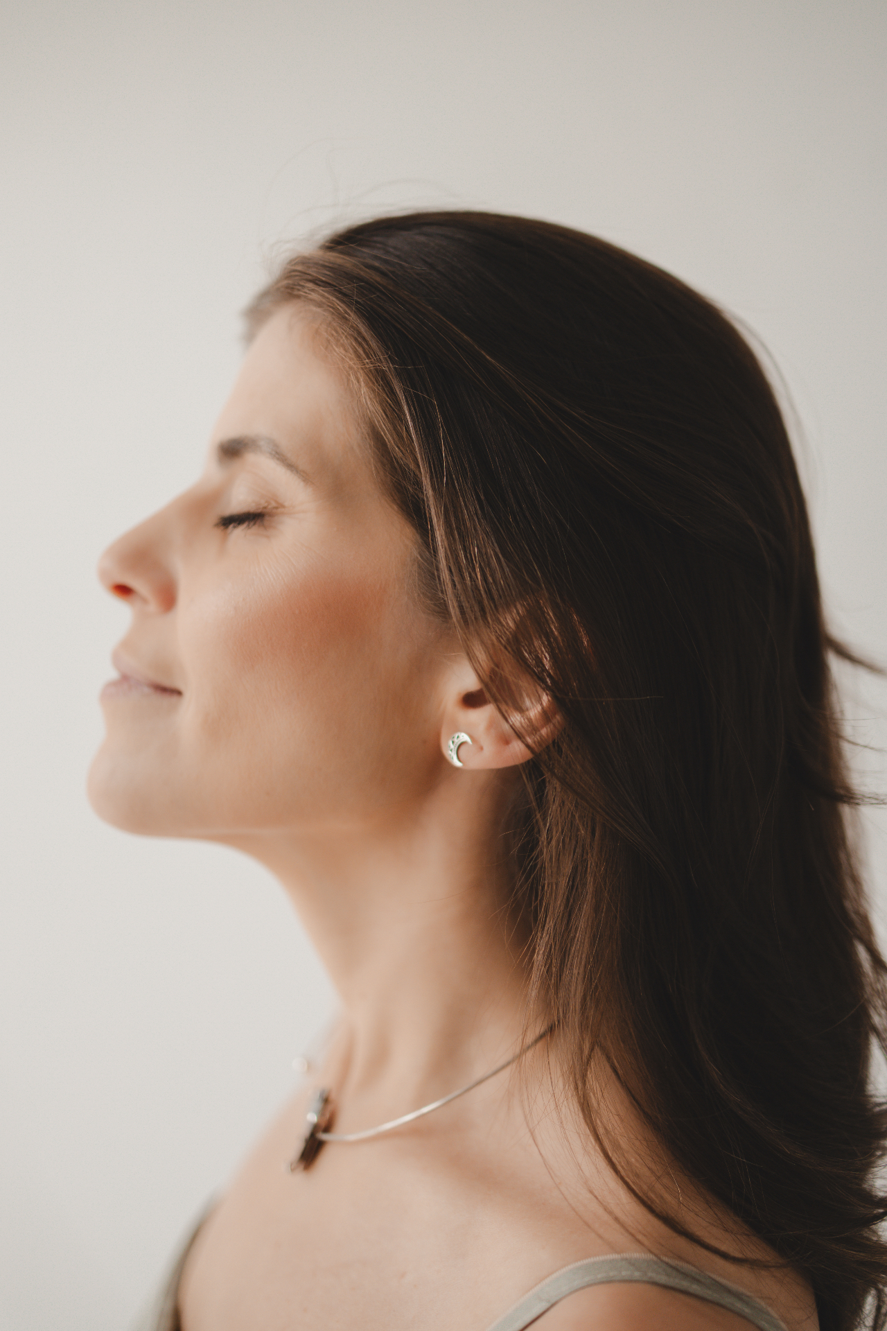 Perfil sereno em luz natural, símbolo de pausa e respiração